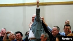 爱尔兰共和党的迪克兰·布里希那庆祝选举胜利