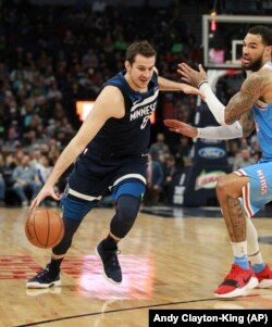 Nemanja Bjelica u prodoru protiv Sakramento Kingsa, 11. februara 2018. godine (Foto: AP/Andy Clayton-King)