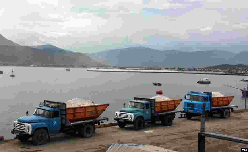 Truk-truk berisi silikat di Pelabuhan Cam Ranh, Vietnam. (D. Schearf/VOA)