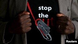 Seorang mengenakan kaus yang bertuliskan: Stop Female Genital Mutilation (FGM) di Imbirikani, Kenya (foto: ilustrasi). 