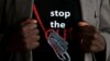 Seorang mengenakan T-shirt yang mempromosikan dihentikannya Female Genital Mutilation (FGM) atau Mutilasi Genital Perempuan (foto: ilustrasi).