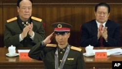2005年11月，中国中央军委副主席郭伯雄（左）和公安部长周永康（右）参加庆祝神舟六号完成航天飞行的仪式