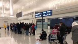 美国外交人员2020年2月7日在中国武汉天河机场准备搭乘美国国务院安排的包机返回美国。