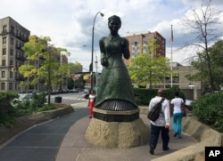 Patung Harriet Tubman, pejuang anti-perbudakan di kawasan Harlem, New York, 25 Juni 2015. (Foto: AP)