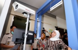 Gubernur Jawa Timur Khofifah Indar Parawansa meninjau body thermal scanner di Bandara Juanda, untuk mendeteksi virus corona yang dapat ditularkan oleh penumpang pesawat dari luar negeri (Foto:VOA/ Petrus Riski).