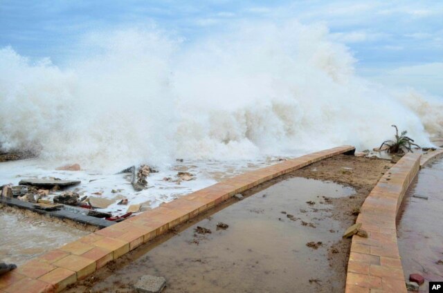 Tropical Cyclone Chapala batters Mukalla, Yemen, Nov. 2, 2015.
