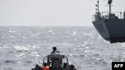 Les forces spéciales nigérianes naviguent pour intercepter les pirates lors d'un exercice conjoint avec le personnel naval marocain au large des côtes de Lagos, le 20 mars 2019. (AFP)