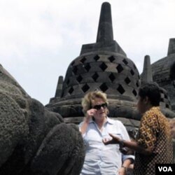 Judith McHale ketika berkunjung ke candi Borobudur (4 Des. 2010).