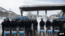 Des policiers italiens à la frontière entre Clavière en Italie et Montgenevre en France, le 14 janvier 2018.