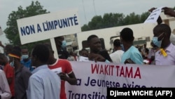 Des manifestants défilent dans les rues de N'Djamena le 29 juillet 2021.