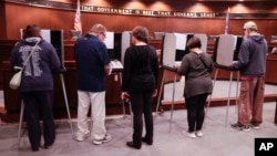 23일 미국 인디애나주 노블스빌 정부청사에서 유권자들이 중간선거 조기투표를 하고 있다.