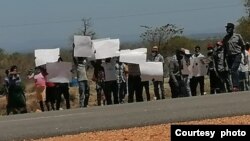 Some of the people who have been blocking Nelson Chamisa's envoy in Masvingo and Manicaland. (Photo: MDC Alliance)