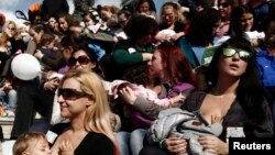 Ratusan perempuan menyusui bayi massal dalam sebuah aksi untuk memberikan kesadaran pentingnya menyusui bayi, di Athena, Yunani (foto: dok).