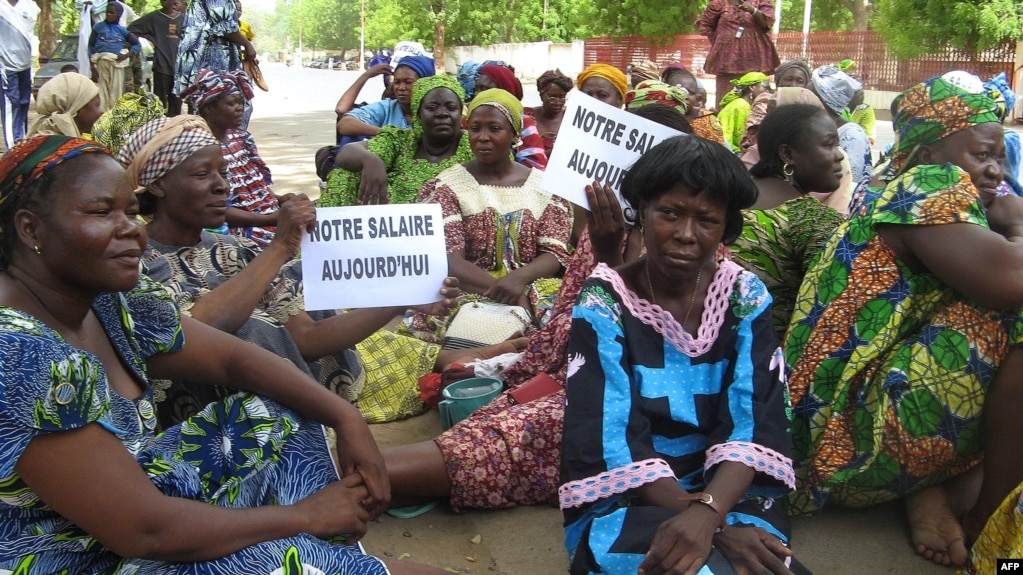 Des enseignants tchadiens, en grevé, brandissent des calicots sur lesquels il est écrit : "notre salaire aujourd'hui", dans l'une des rues principales de la capitale N'Djamena, le 21 juin 2007 ".