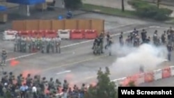港警舉行仿選舉騷亂特別訓練(蘋果日報網站視頻截圖)