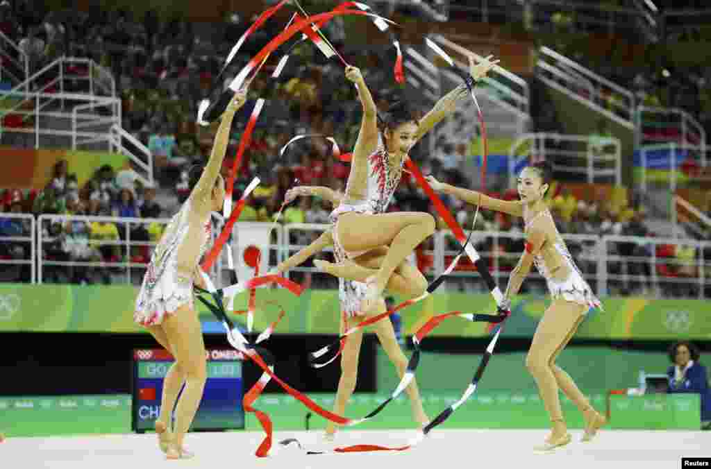 中国女子艺术体操队在里约奥运会的预赛中（2016年8月20日）。英文的 Rhythmic&nbsp;Gymnastics，直译为&ldquo;韵律体操&rdquo;，在香港和台湾叫&ldquo;韵律体操&rdquo;，而在中国叫艺术体操。中国的人民网一篇文章谈到中国体操队在本届奥运会上成绩欠佳的原因之一&ldquo;是群众基础薄弱。据统计，体操大国美国，体操俱乐部有4000多家，参与体操运动人数超500万；而在中国，体操注册运动员只有2000多人。基数小，好苗子自然就少，这也让中国体操面临青黄不接的尴尬状态。&rdquo;