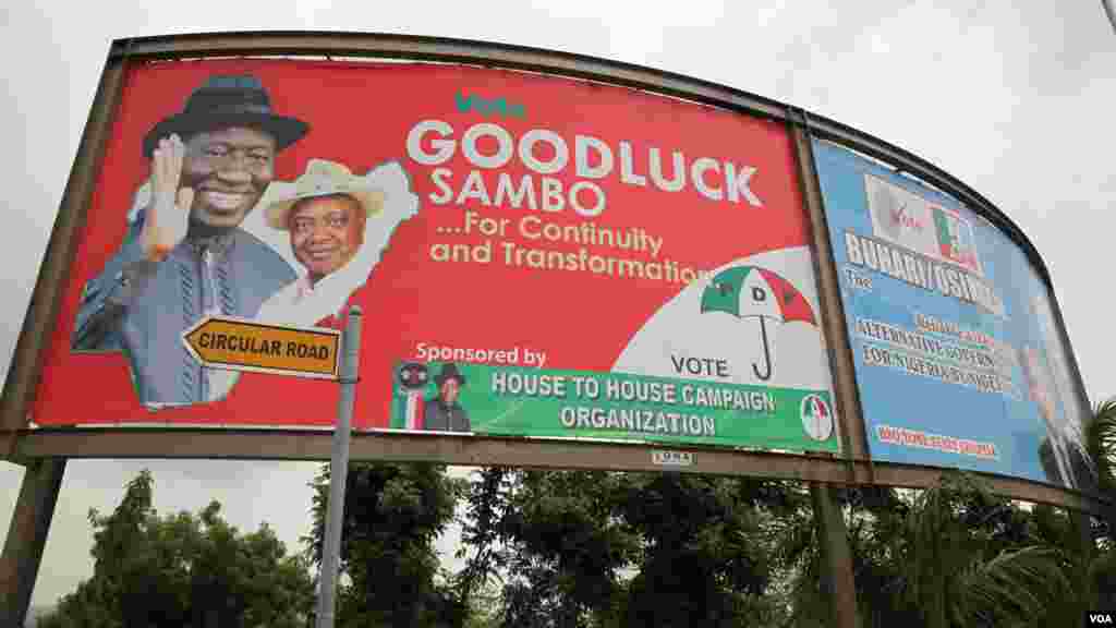 Un panneau d&#39;affichage de la campagne du président nigérian sortant Goodluck Jonathan est photographié le 25 mars à Abuja, au Nigeria. (Chris Stein pour VOA Nouvelles)