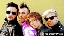 Neon Trees Band Members : Branden Campbell (far left), Tyler Glenn, Elaine Bradley, and Chris Allen (far right).