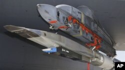 Pesawat tak berawak hipersonik X-51A WaveRider saat uji terbang di Pangkalan Udara Edwards, California (foto: dok).