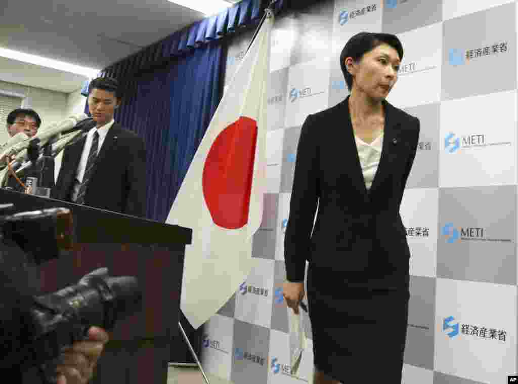 Japanese Trade and Industry Minister Yuko Obuchi leaves after announcing her resignation at her ministry in Tokyo, Oct. 20, 2014. 