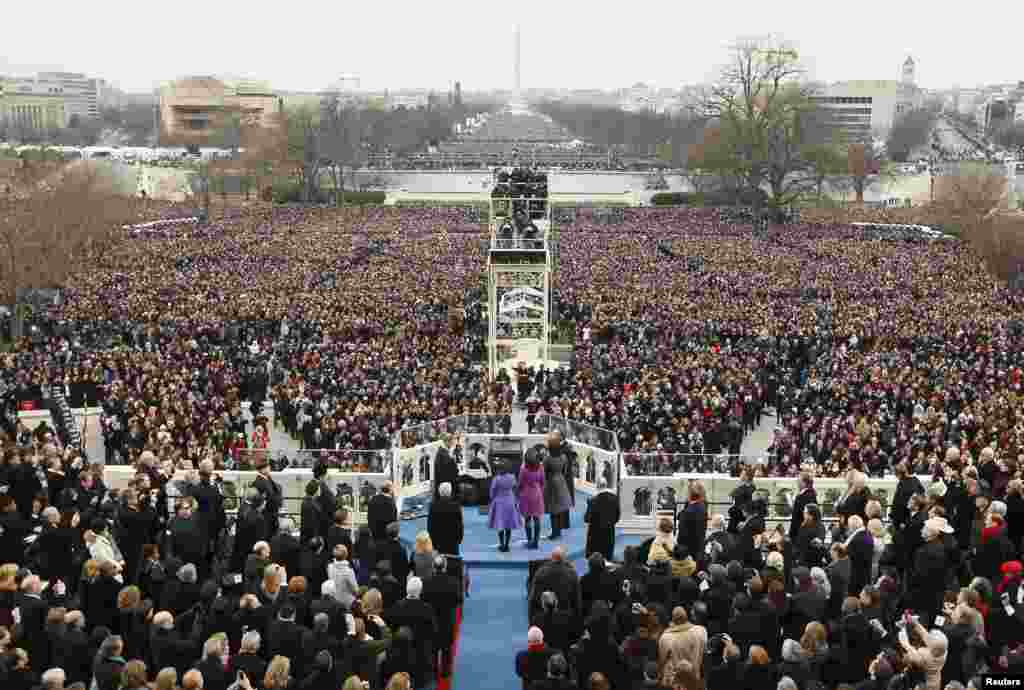 Ailəsi ilə birgə dayanan Barak Obama ABŞ Ali Məhkəməsinin baş hakimi Con Roberts qarşısında prezidentliyə and içir. 