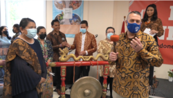 Acara pemukulan gong oleh Walikota Somersworth Dana Hilliard dalam peresmian “Little Indonesia”. (Foto: VOA Indonesia)