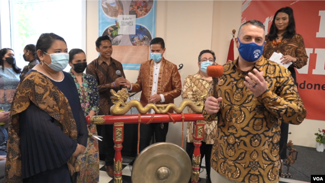 Acara pemukulan gong oleh Walikota Somersworth Dana Hilliard dalam peresmian “Little Indonesia”. (Foto: VOA Indonesia)