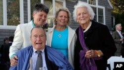 Mantan Presiden AS George H.W. Bush bersama istrinya Barbara (kanan) dan dua sahabat lamanya Hellen Thorgalsen (tengah) dan Bonnie Clement di Kennbunkport, Maine. (AP/Susan Biddle)