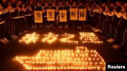 Các học sinh ở tỉnh Chiết Giang thắp nến tưởng niệm các nạn nhân của vụ tàu chìm trên sông Dương Tử. 