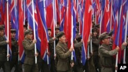 지난달 10일 북한 평양에서 열린 7차 노동당 대회 경축 군중집회에서 군인들이 인공기를 들고 행진하고 있다. (자료사진)