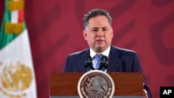 Santiago Nieto, Kepala Unit Intelijen Keuangan, Kementerian Keuangan Meksiko dalam konferensi pers di Istana Nasional meksiko, 22 Oktober 2019. (Kantor Pers Kepresidenan Meksiko via AP).