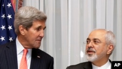 ​រដ្ឋ​មន្ត្រី​ការបរទេស​ស.រ.អា. John Kerry (ឆ្វេង) ស្តាប់​ការ​និយាយ​របស់​រដ្ឋមន្រ្តី​ការ​បរទេស​អ៊ីរ៉ង់​ Mohammad Javad Zarif នៅ​មុន​ពេល​​ការ​ចាប់​ផ្តើម​ចរចា​សាជា​ថ្មី​អំពី​កម្មវិធី​បរមាណូ​របស់​អ៊ីរ៉ង់ នៅ​ទីក្រុង​ Lausanne ប្រទេស​ស្វីស​ កាលពីថ្ងៃច័ន្ទ​ ទី១៦ ខែ​មីនា ឆ្នាំ២០១៥។ 