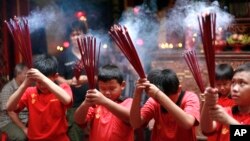 Anak-anak etnis Tionghoa Indonesia berdoa di sebuah Klenteng di Jakarta (7/1).