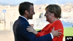 ပြင်သစ်သမ္မတ Emmanuel Macron (ဝဲ) နှင့် ဂျာမန်ဝန်ကြီးချုပ် Angela Merkel (ယာ)။ ၇ စက်တင်ဘာ ၂၀၁၈။