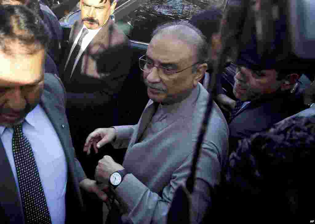 آصف علی زرداری، رئیس جمهوری سابق پاکستان و همسر بی نظیر بوتو نخست وزیر پیشین این کشور این روزها گرفتار دادگاه است. او به فساد مالی متهم شده است.