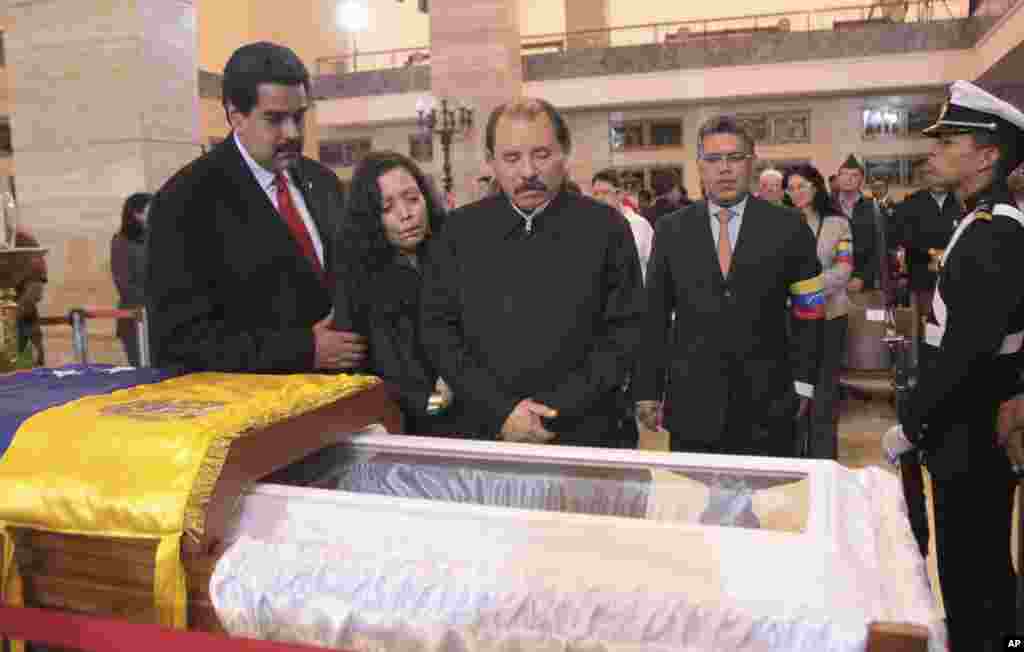 Venezuela&#39;s acting president Nicolas Maduro, Nicaragua&#39;s President Daniel Ortega and his wife Rosa Murillo mourn next to Hugo Chavez&#39;s coffin, Caracas, Venezuela, March 8, 2013. (Miraflores Press Office)