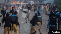 Anti-government protesters clash with riot police during unrest in Islamabad September 1, 2014.