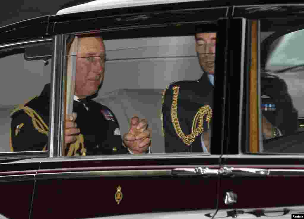 Pangeran Charles tiba di Istana St. James untuk pembaptisan Pangeran George.