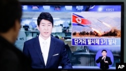 2013年5月18日韓國首都首爾火車站的電視屏幕播放朝鮮發射導彈的新聞