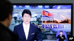 Seorang warga Korea Selatan tengah menonton siaran berita di stasiun kereta di Seoul, terkait peuncuran misil Korea Utara (18/5).