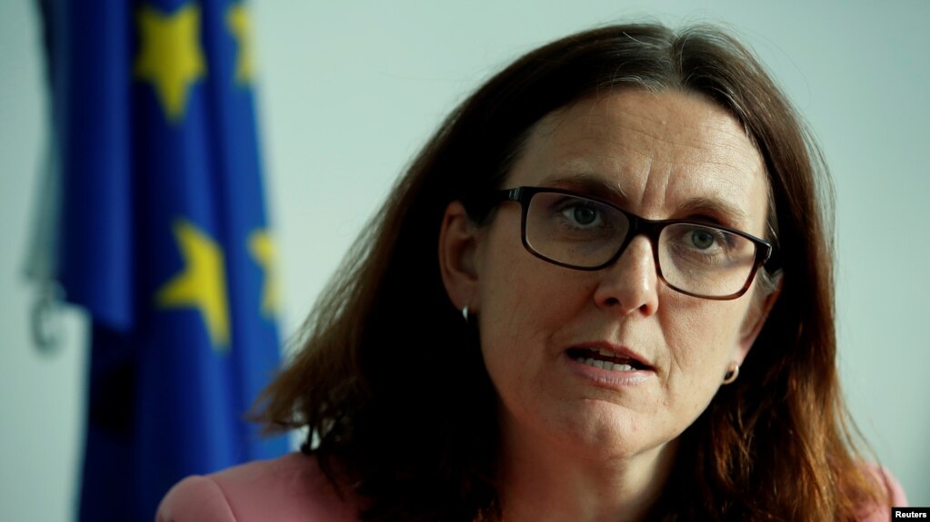 រូបឯកសារ៖ លោកស្រី Cecilia Malmstrom ស្នងការពាណិជ្ជកម្មនៃសហភាពអឺរ៉ុប ថ្លែងនៅក្នុងបទសម្ភាសន៍ជាមួយ Reuters នៅទីក្រុងហ្សឺណែវ ប្រទេសស្វីស ថ្ងៃទី៤ ខែមិថុនា ឆ្នាំ២០១៨។