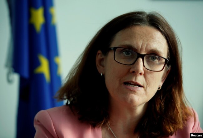 រូបឯកសារ៖ អ្នកស្រី​ ​Cecilia Malmstrom ស្នង​ការ​ពាណិជ្ជកម្ម​នៃ​សហភាព​អឺរ៉ុប ផ្តល់បទ​សម្ភាសន៍ឲ្យ Reuters នៅទីក្រុងហ្សឺណែវ ប្រទេសស្វីស ថ្ងៃទី៤ មិថុនា ឆ្នាំ២០១៨។