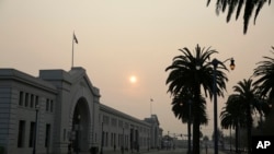 Les fumées suite aux incendies de forêt obscurcissent le ciel de San Francisco le 15 novembre 2018.