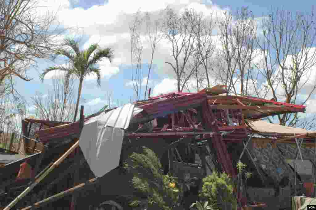 A home that was destroyed by Typhoon Haiyan, Cebu, Philippines, Nov. 15, 2013. (Steve Herman/VOA)