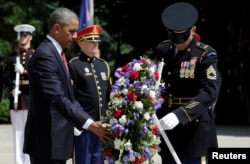 El expresidente Barack Obama deposita una corona de flores en la Tumba del Soldado Desconocido en el Cementerio Nacional de Arlington, en el Memorial Day 2016.
