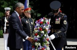 El expresidente Barack Obama deposita una corona de flores en la Tumba del Soldado Desconocido en el Cementerio Nacional de Arlington, en el Memorial Day 2016.