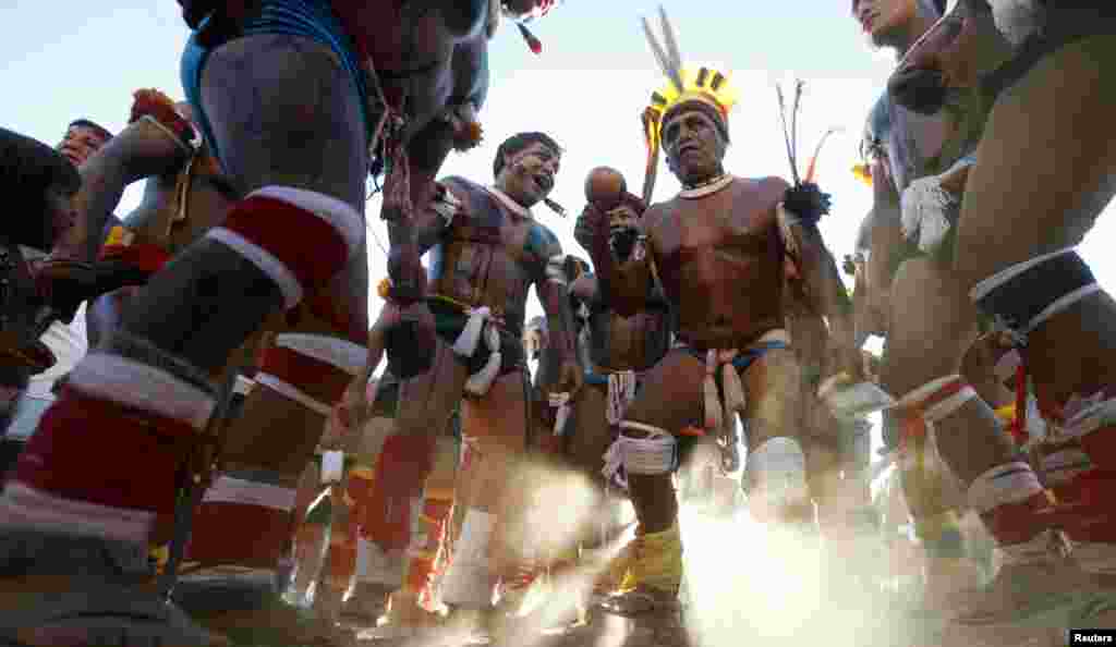 کھیلوں کی افتتاحی تقریب سے پہلے برازیل کے مقامی قبائل گروہ کا ایک روایتی انداز