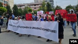Protest za odbranu prava žena i devojaka na Kosovu, u Prištini 26. avgusta 2021. (Foto: VOA)