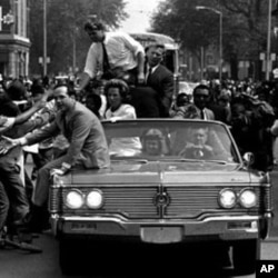民主党总统参选人罗伯特.肯尼迪1968年5月13日在底特律展开竞选活动