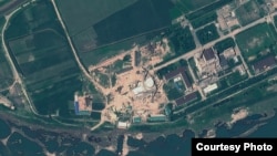북한 영변 핵 시설의 지난 8월 6일 인공위성 사진. 경수로 건물 꼭대기에 새롭게 반구형 지붕을 설치한 것을 확인할 수 있다. 지오아이(GeoEye) 제공.